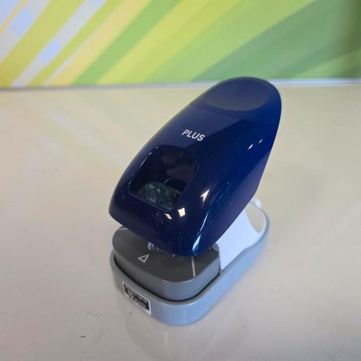 Plus STAPLE FREE STAPLER - Nietmachine zonder nietjes | blau, Diversen, Schrijfwaren, Ophalen of Verzenden