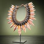 Decoratief ornament - SN11 - Decorative shell necklace on a