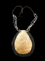 Grote oude kistversiering - Schelp, Glas, twine -