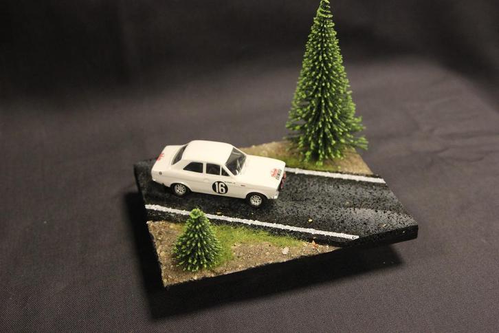 Diorama smalle weg met bomen 1:43, Hobby en Vrije tijd, Modelbouw | Figuren en Diorama's, 1:35 tot 1:50, Nieuw, Diorama, Ophalen of Verzenden