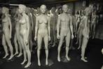 gestyleerde grijze  abstracte dames mannequin met glazen