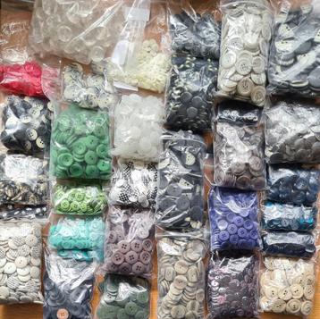 VINTAGE KNOPEN opheffingsuitverkoop beschikbaar voor biedingen