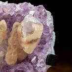 Prachtige amethist druzy met grote calcietgemenatie -