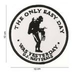 Embleem stof the only easy day (wit), Verzamelen, Militaria | Algemeen, Verzenden