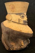 Chancay-cultuur - zittende figuur met lichaamsdisformatie -