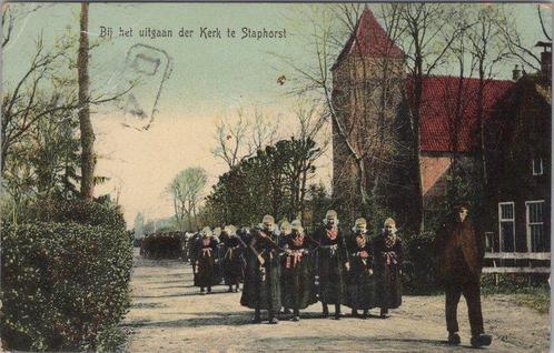 STAPHORST - Bij het uitgaan der Kerk te Staphorst, Verzamelen, Ansichtkaarten | Nederland, Verzenden