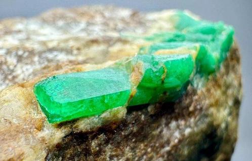 Smaragd Kristallen op matrix - Hoogte: 52 mm - Breedte: 48, Verzamelen, Mineralen en Fossielen