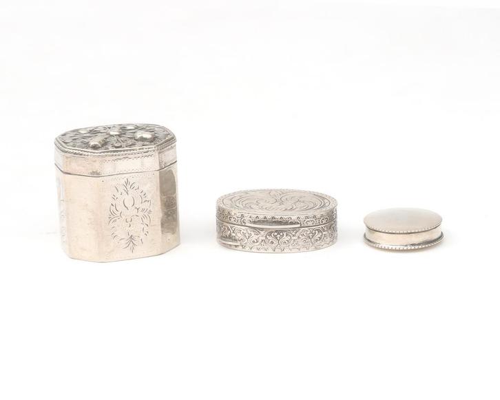 Twee 2e gehalte zilveren doosjes en lodereindoosje, 20e eeuw, Antiek en Kunst, Antiek | Goud en Zilver