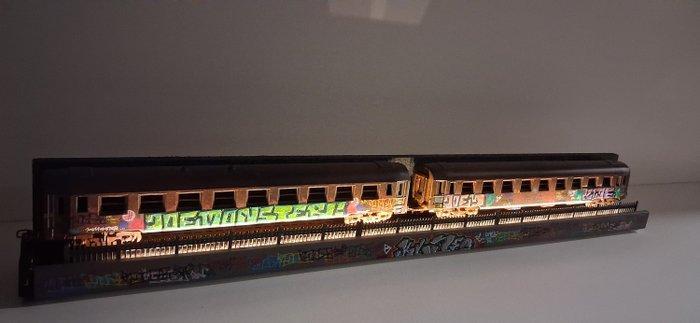 Joe Monster - Granite L.E.D. graffiti diorama, Antiek en Kunst, Kunst | Designobjecten