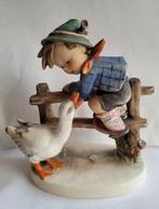 Beeldje - Hummel Goebel groot beeld jongen op hek met gans -, Antiek en Kunst