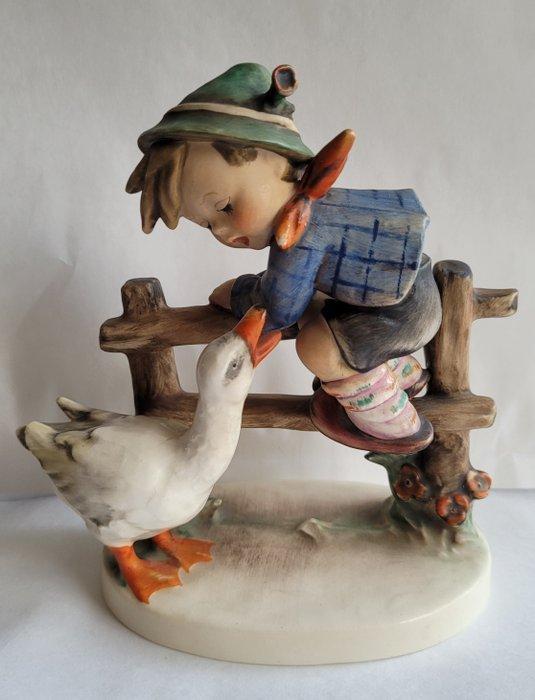 Beeldje - Hummel Goebel groot beeld jongen op hek met gans -, Antiek en Kunst, Curiosa en Brocante