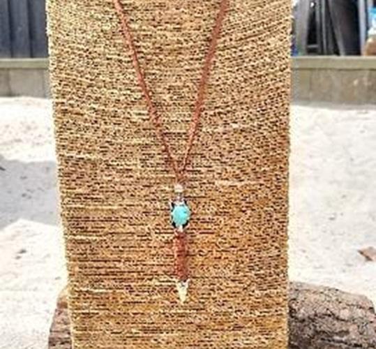 Leren ketting - turqoise steentje - pijlvorm- hand gemaakt, Sieraden, Tassen en Uiterlijk, Kettingen, Verzenden
