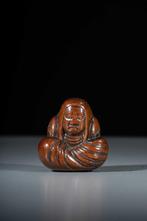 Een mooie boxwood netsuke van een zittende Daruma met