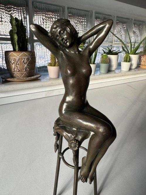 sculptuur, Lady seated on a bar stool - 25.5 cm - Brons, Antiek en Kunst, Curiosa en Brocante
