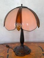 Tiffany Tischlampe mit floralem Glasschirm im Jugendstil -