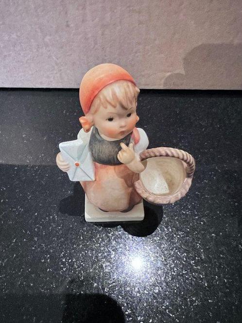 W. Goebel - Beeldje - W. Goebel: meisje met brief en mand -, Antiek en Kunst, Curiosa en Brocante