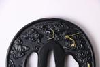 Decoratief tsuba met het gelukkige motief van de gouden, Antiek en Kunst