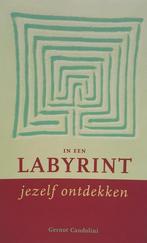 In een labyrint jezelf ontdekken 9789025953058, Boeken, Verzenden, Zo goed als nieuw, Gernot Candolini