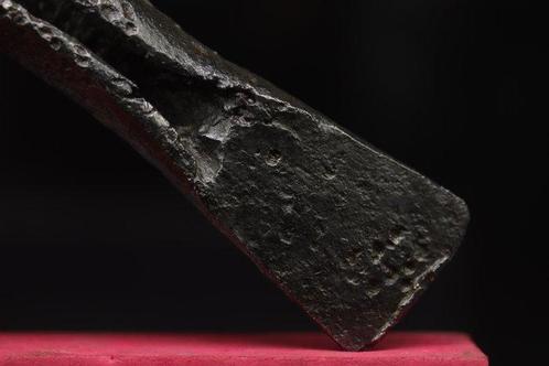 Keltisch (La Téne) - Grote ijzeren bijl met cilindrische, Antiek en Kunst, Antiek | Overige Antiek
