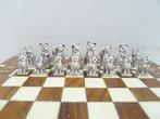 Jeu déchecs figurines chiens et chats porcelaine échiquier