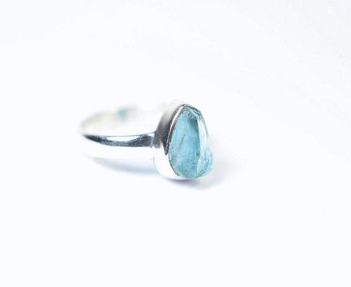 Neonblauwe apatiet Ring / rauw / nieuw- 4.22 g - (1), Verzamelen, Mineralen en Fossielen