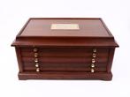 Accessories. Dark Wooden Coin / Token Cabinet with (Bronze, Postzegels en Munten, Munten | Europa | Niet-Euromunten