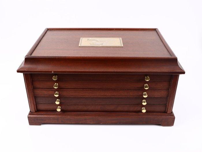 Accessories. Dark Wooden Coin / Token Cabinet with (Bronze, Postzegels en Munten, Munten | Europa | Niet-Euromunten