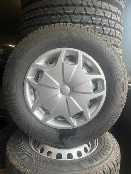 Goodyear 215/65R15C all season met kappen en bouten 9 MM, Auto-onderdelen, Banden en Velgen, 15 inch, Zomerbanden, 215 mm, Bestelwagen