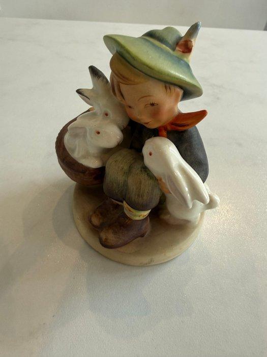Goebel - M.I. Hummel - Figuur - Junge mit Kaninchen - TMK2 -, Antiek en Kunst, Curiosa en Brocante