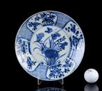 Een Chinese blauw-wit Waterplants-schotel - Porselein -