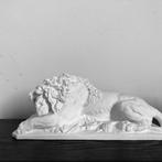 Beeldje - The sculpture Sleeping Lion - Gips