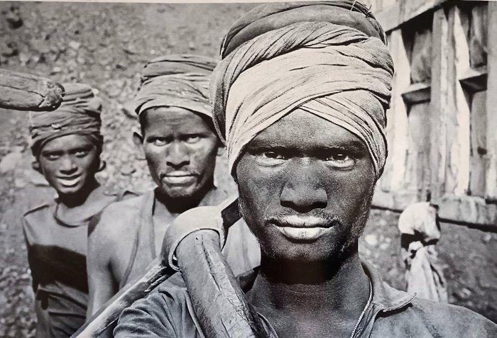 Sebastião Salgado (1944–2025) - Coal Mining, Dhanbad, India, Antiek en Kunst, Kunst | Designobjecten
