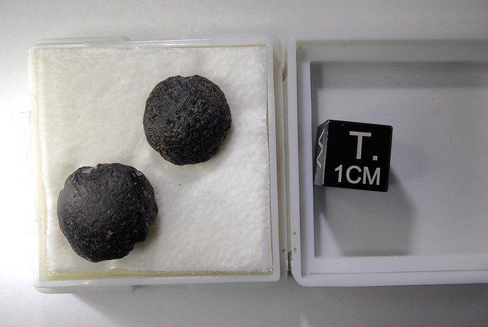 Australites Tektiet - 3.55 g - (2), Verzamelen, Mineralen en Fossielen