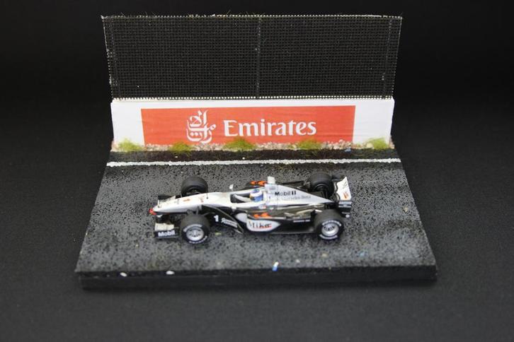 Diorama circuit met muur en hek 1:43 Emirates, Hobby en Vrije tijd, Modelbouw | Figuren en Diorama's, 1:35 tot 1:50, Nieuw, Diorama