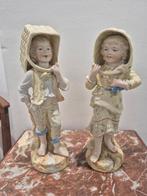 Beeldje, Pareja de niños jugando con cestas, el niño fumando