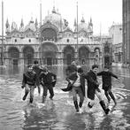 Camerapohoto Epoche/©Vittorio Pavan - Ragazzi, acqua alta in