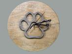 Houten klok dog paw, Huis en Inrichting, Woonaccessoires | Klokken, Verzenden, Nieuw, Analoog, Wandklok