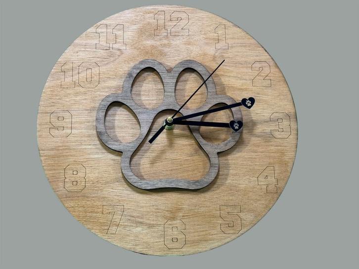 Houten klok dog paw, Huis en Inrichting, Woonaccessoires | Klokken, Analoog, Nieuw, Wandklok, Verzenden