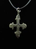 Middeleeuws Brons Kruisamulet op een leren ketting - 42 cm, Sieraden, Tassen en Uiterlijk, Antieke sieraden