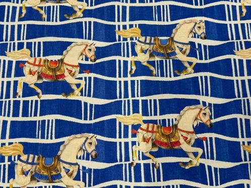 Ridders in beweging: de stof Carousel Horses voor een, Antiek en Kunst, Antiek | Kleden en Textiel