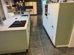 Nolte Showroom keuken – Softlack Avocado / Wit – Compleet, Wit, Nieuw, Kunststof, Met kookeiland