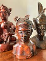 Drie Balinese houten jongemannen ... naar het hanengevecht, Antiek en Kunst