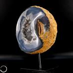 Natuurlijke chalcedony & agaat druzy op standaard van