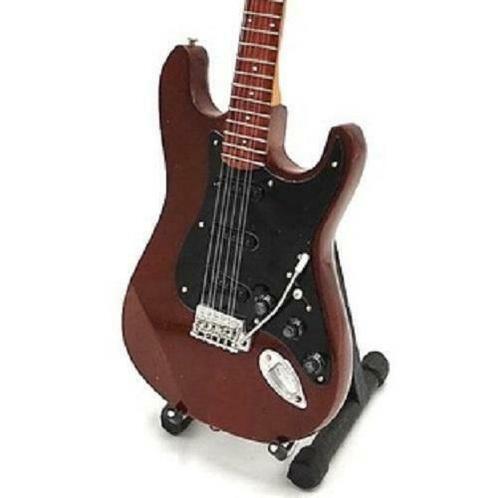 Miniatuur Fender Stratocaster gitaar met gratis standaard, Verzamelen, Muziek, Artiesten en Beroemdheden, Pop, Beeldje of Miniatuur