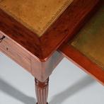 Franse schrijftafel in “acajou mouchet of plum pudding mah, Antiek en Kunst, Antiek | Meubels | Tafels, Ophalen of Verzenden