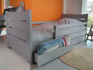Grijs kinderbed incl. lade, uitvalbescherming en lattenbodem beschikbaar voor biedingen
