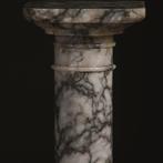 Antieke geaderde wit marmeren zuil in een fijne oude kleur N, Ophalen of Verzenden