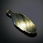 Hanger gesneden in gouden obsidiaan. Onbehandelde
