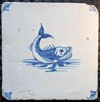 Tegel - Antieke Delftsblauwe tegel met vis. - 1650-1700, Antiek en Kunst
