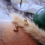 Gouden driehoek oorstekers met zirconia stenen (oorbellen), Sieraden, Tassen en Uiterlijk, Gebruikt, Overige kleuren, Ophalen of Verzenden